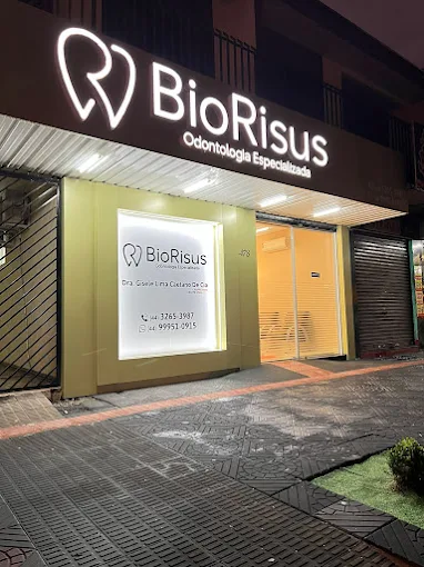 Fachada iluminada da BioRisus à noite